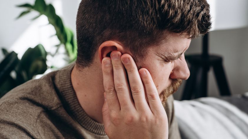 Hörsturz: Symptome, Ursachen & Behandlung