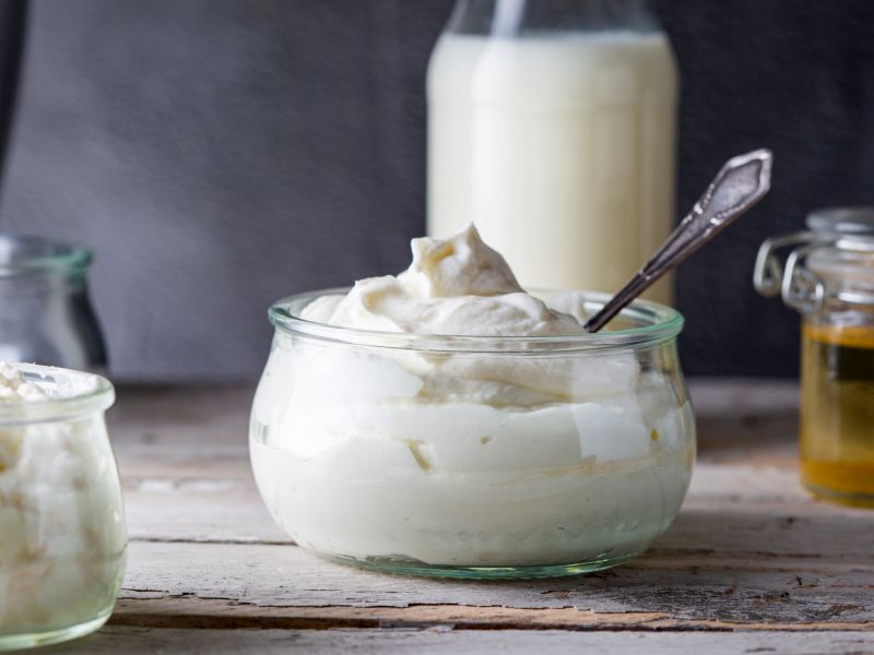 Ein Löffel Quark oder ein Schluck fettarmer Milch wird bei leichtem Sodbrennen manchmal als angenehm empfunden – etwa wegen der kühlenden Wirkung. Eine nachhaltige Linderung bieten Milchprodukte jedoch nicht. Milch kann sogar die Säureproduktion anregen und Beschwerden verschlimmern. Daher sollte man bei häufigem Sodbrennen besser auf andere Lebensmittel zurückgreifen. Umstritten: Milch gegen Sodbrennen