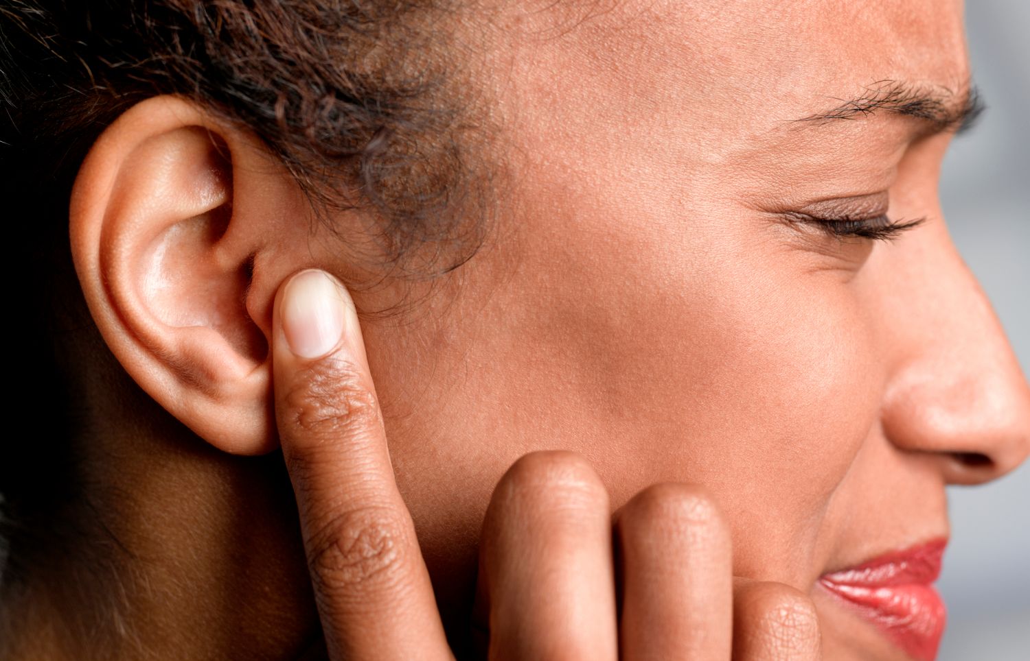 Tinnitus-Anzeichen-und-Behandlung-von-Ohrensausen