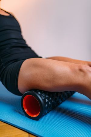 Für die Massage der hinteren Beinfaszie die Rolle unter die Kniekehle legen. Mit den Armen abstützen und das Gesäß heben. Die Oberschenkel-Rückseite des gestreckten Beines auf der Rolle dosiert bearbeiten. Übung 2: Faszienrolle für die Oberschenkel-Rückseite