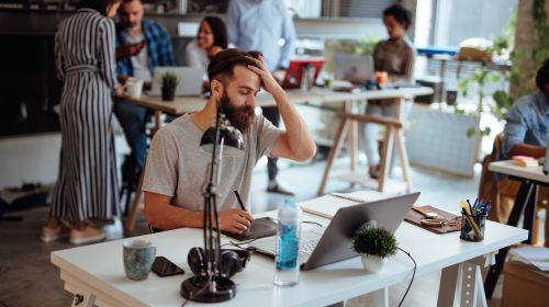 Stress: These are the symptoms it can trigger!