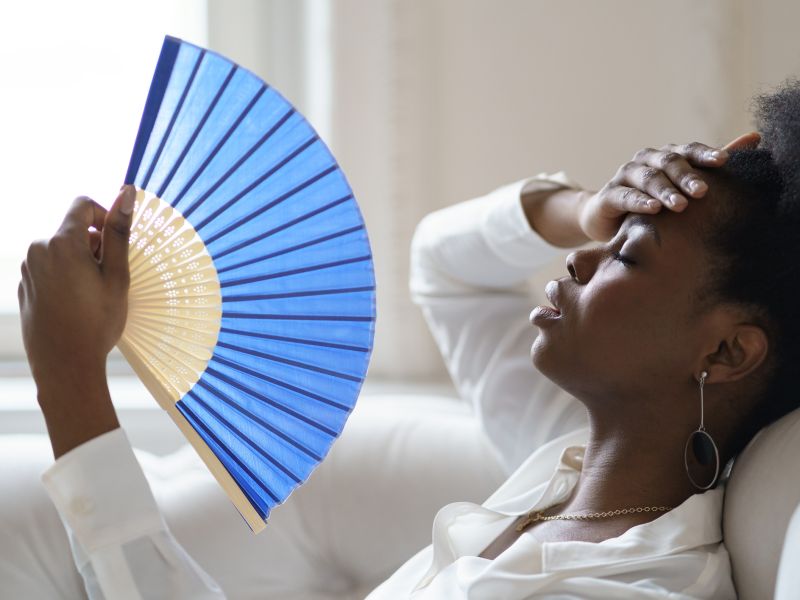 Kopfschmerzen sind bei Sonnenstich typisches Symptom