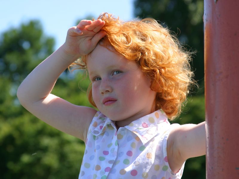 Auch eine gerötete Gesichtshaut und ein heißer Kopf nach einem längeren Aufenthalt in der direkten Sonne kann Symptom eines Sonnenstichs sein. Betroffene sollten in diesem Fall auf weitere Anzeichen achten. Heißer, roter Kopf als Symptom eines Sonnenstichs
