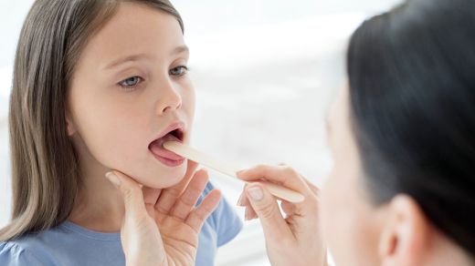 La niña es revisada por escarlatina.