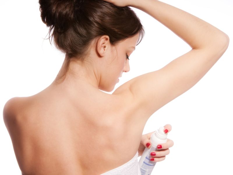 Auch wenn viele gerne auf Aluminumchlorid im Deo verzichten: Ein Antiperspirant mit Aluminiumsalzen ist eine der effektivsten Methoden, um Schweißbildung zu reduzieren, weil es die dafür zuständigen Drüsen verengt. Um die Belastung mit Aluminium gering zu halten, sollte man solche Deos nicht täglich und nicht auf rasierte oder verletzte Haut auftragen. Antiperspirant gegen Schwitzen