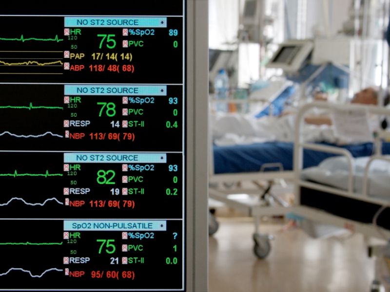 Der Hirntod ist die medizinische Voraussetzung für eine Organspende. Die Herz- und Kreislauffunktion des Verstorbenen wird künstlich aufrechterhalten. Zwei Experten müssen unabhängig voneinander den vollständigen Ausfall des gesamten Gehirns feststellen. Außerdem muss eine Einwilligung mittels Organspendeausweis oder Patientenverfügung vorliegen. Gibt es kein schriftliches Einverständnis, müssen die nächsten Angehörigen entscheiden. Welche Voraussetzungen gibt es für die Organentnahme?
