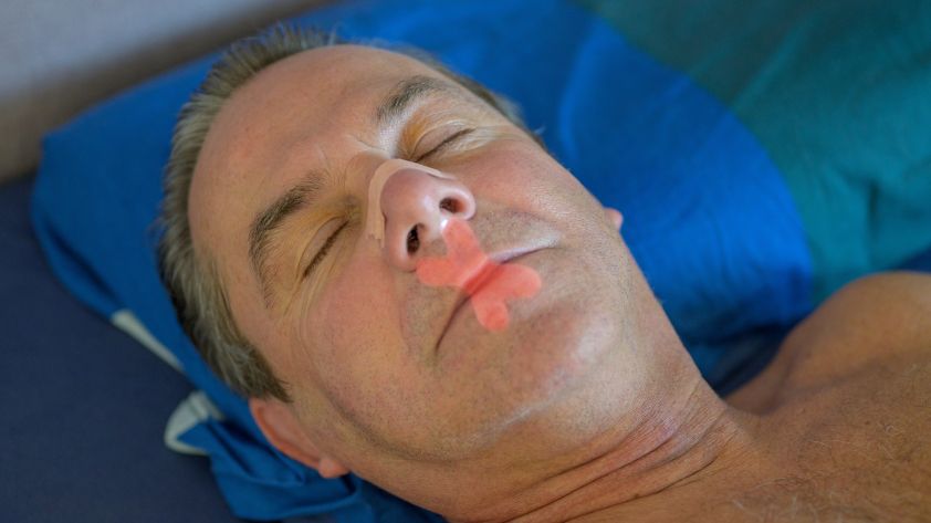Mouth Taping: Besser schlafen mit zugeklebtem Mund?