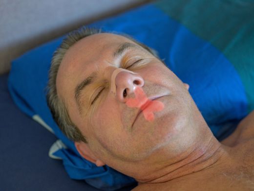 Mouth Taping: Besser schlafen mit zugeklebtem Mund?
