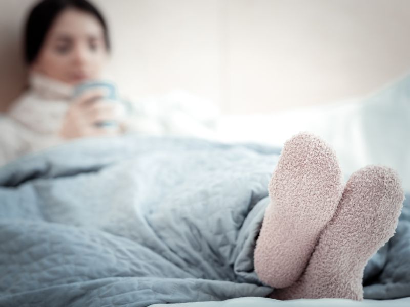 Warme Socken gegen kalte Füße im Bett