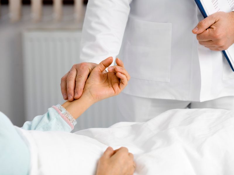 Ein Griff ans Handgelenk - so einfach lässt sich der Puls ertasten. Dabei verraten die Stärke und die Frequenz dem Arzt wichtige Informationen über Herz und Kreislauf. Wer eine Uhr mit Sekundenzeiger zur Hand hat, kann durch Mitzählen die Herzfrequenz einfach ermitteln. So wirds gemacht: Puls messen.jpg