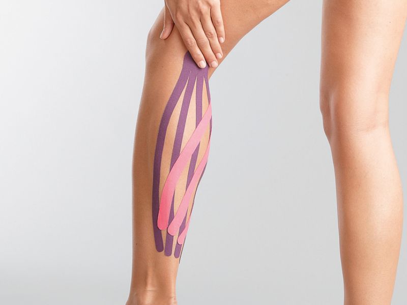 Schwellungen an Gelenken und Gliedmaßen lassen sich mit dem Kinesio Taping behandeln. Die breiten Streifen werden dazu streifenweise bis auf das Tape-Ende eingeschnitten und gitterförmig auf die gesamte Schwellung geklebt. Förderung des Lymphabflusses