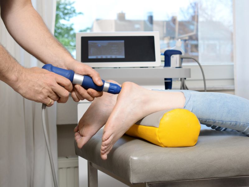 Die Stoßwellentherapie, auch extrakorporale Stoßwellentherapie (ESWT) genannt, erzeugt Schallwellen, die Entzündungen und Verkalkungen lösen. Beim Fersensporn kommt sie zum Einsatz, wenn konservative Methoden nicht anschlagen. Fersensporn mit Stoßwellentherapie behandeln