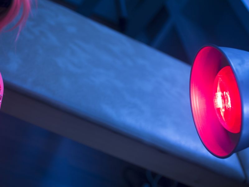 Eine Rotlichtlampe kann bei Nackenschmerzen helfen. Das Infrarotlicht dringt einige Millimeter tief in die Haut ein und setzt dort Wärme frei. Das führt zur Erweiterung der Blutgefäße in der betroffenen Region, die nun besser mit Sauerstoff versorgt wird. Die Wärme wirkt wohltuend und entkrampfend. Es wird empfohlen mit etwa 30 bis 50 cm Abstand maximal 20 Minuten zu bestrahlen. Infrarotlicht kann die Augen schädigen, weshalb nicht direkt in die Lichtquelle geblickt werden sollte. Mit Rotlicht gegen Nackenschmerzen