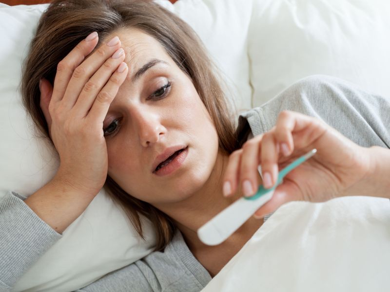 Ein milder Anstieg der Körpertemperatur auf maximal etwa 39 Grad kann eines der frühesten Anzeichen einer HIV-Infektion sein. Es geht in der akuten Phase oft einher mit geschwollenen Lymphknoten, Halsschmerzen und Müdigkeit. Leichtes Fieber