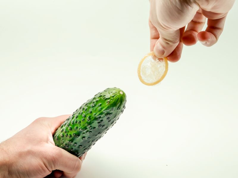 Schritt 2: Kondom überziehen, wenn Penis steif ist
