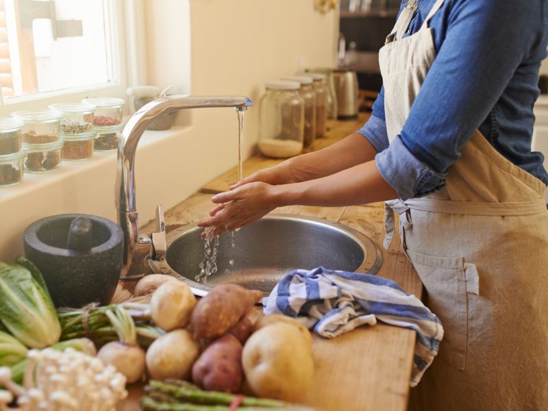 Hygieneregeln: In der Küche Händewaschen