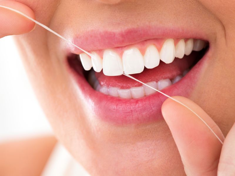 Mittel gegen Mundgeruch: Zahnseide verwenden