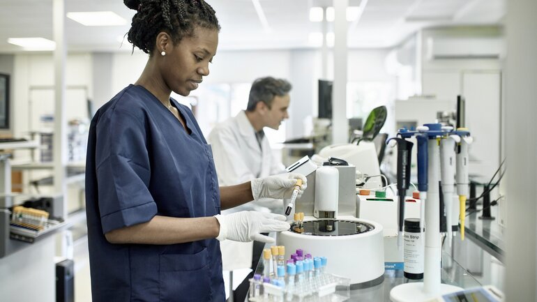 Labormedizin, Frau untersucht Blutprobe