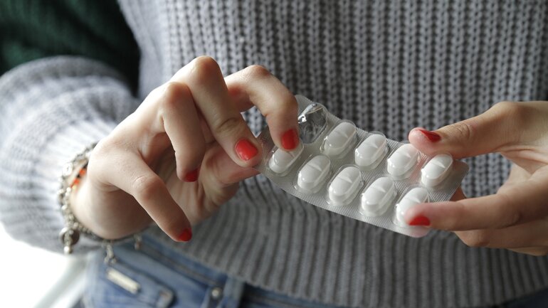 Frau nimmt Antibiotika ein