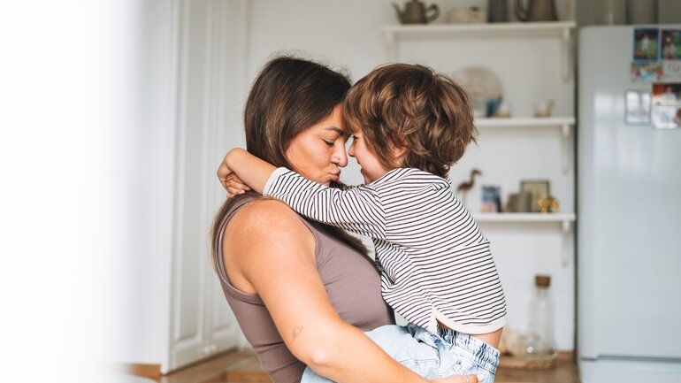 Mutter mit kleinem Jungen auf dem Arm