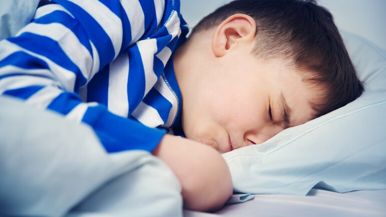 Kleiner Junge schläft unruhig