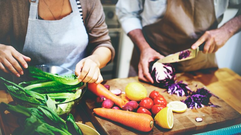 Paar kocht zusammen in der Küche