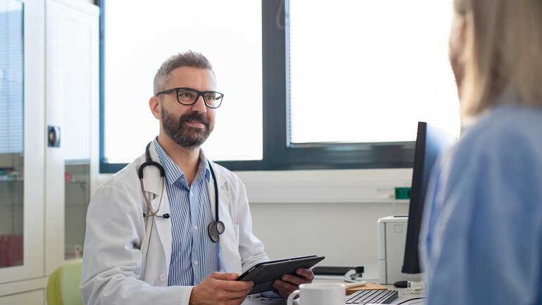 Arzt und Patientin im Gespräch
