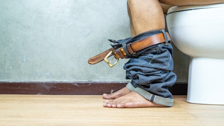Mann leidet unter Fettstuhl