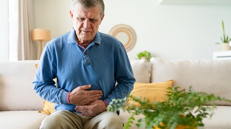Altersleukämie: Bauchschmerzen als Symptom