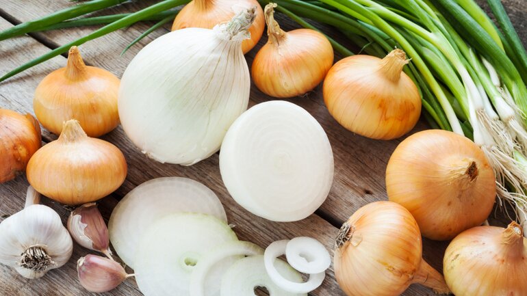 Zwiebeln und Knoblauch wirken blähend