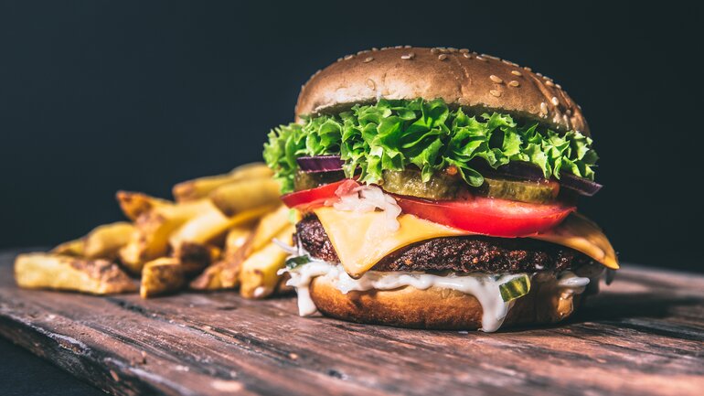 Fast Food fördert Blähungen