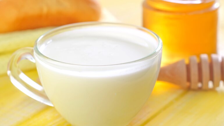 Heiße Milch mit Honig bei Bronchitis