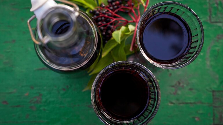 Bronchitis: Hausmittel heißer Holundersaft