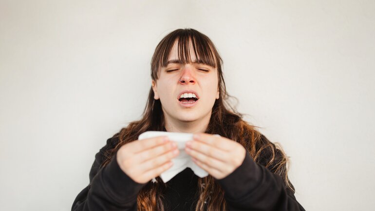 Niesen: Nicht nur bei einer Allergie