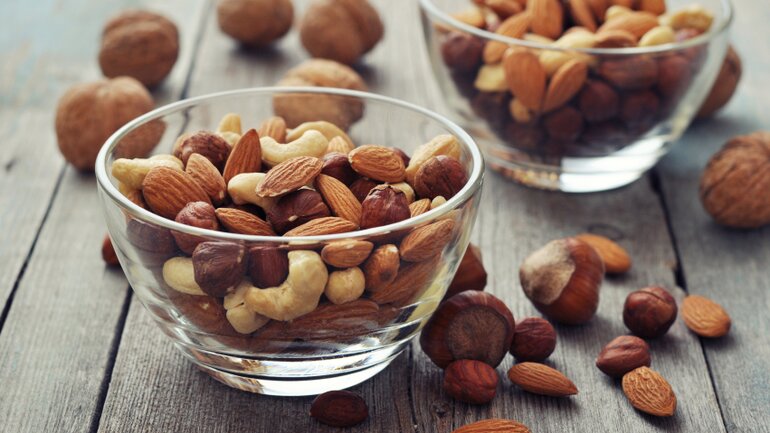 Zwischendurch ungesalzene Nüsse snacken