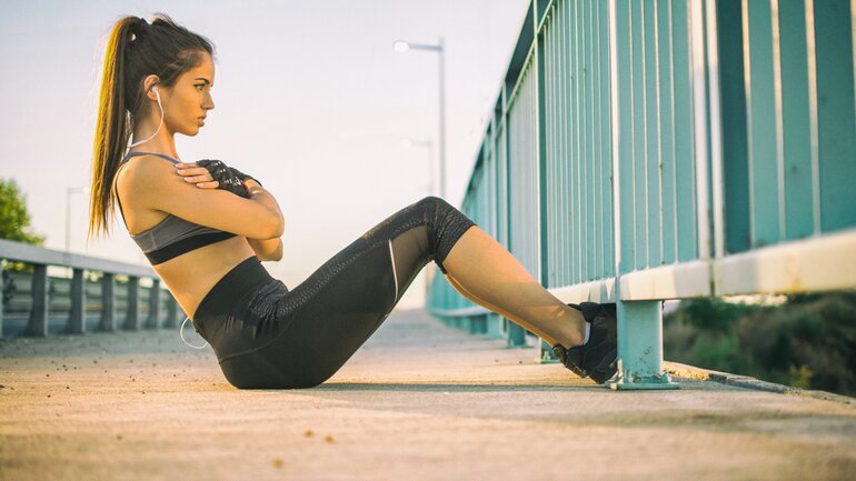 Sit-ups ist Übung bei Freeletics