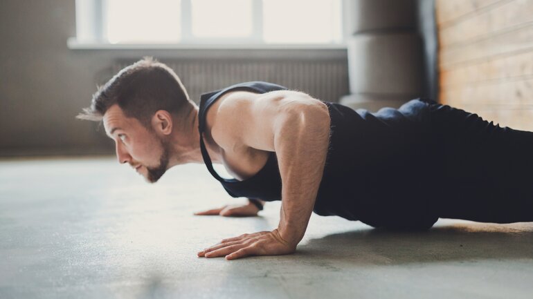 Push-ups ist häufige Übung bei Freeletics