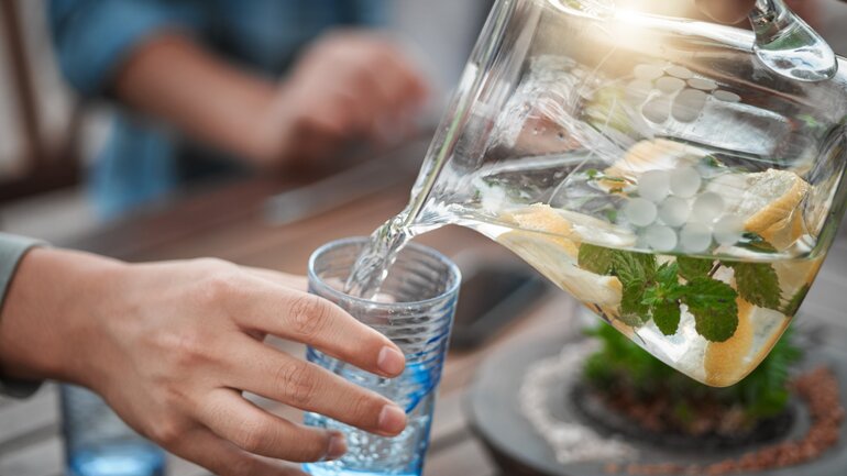 Frühjahrsmüdigkeit? Mineralwasser trinken hilft