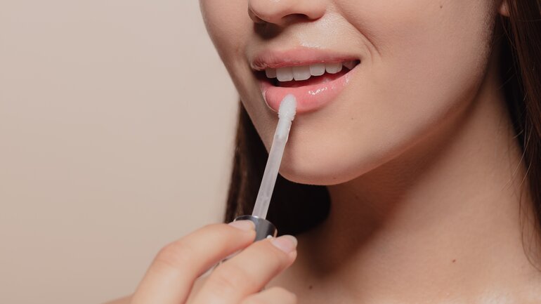 Kein Lipgloss beim Sonnenbaden
