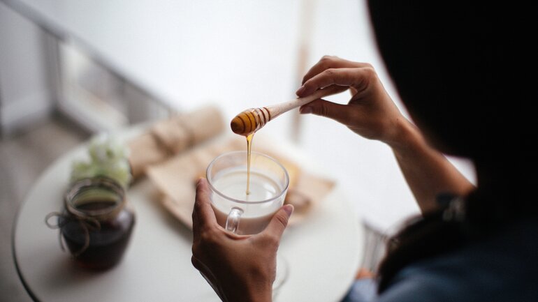 Heiße Milch mit Honig gegen Husten