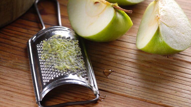 Was hilft gegen Übelkeit? Geriebener Apfel