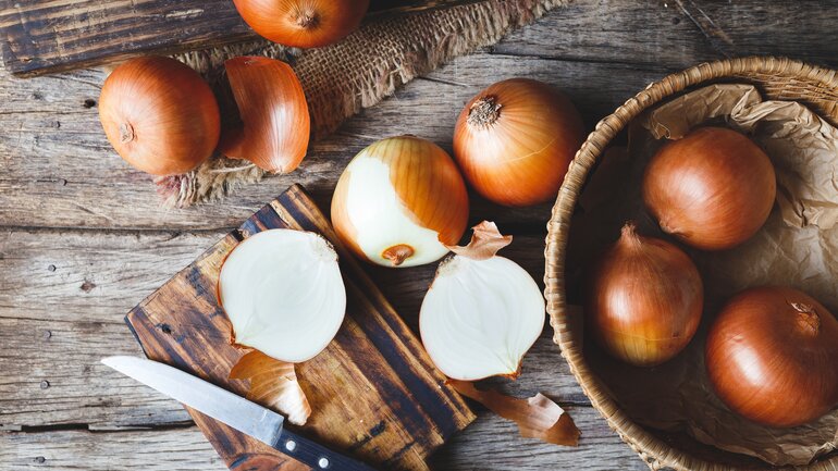Zwiebelsaft: Hausmittel gegen Husten bei Corona