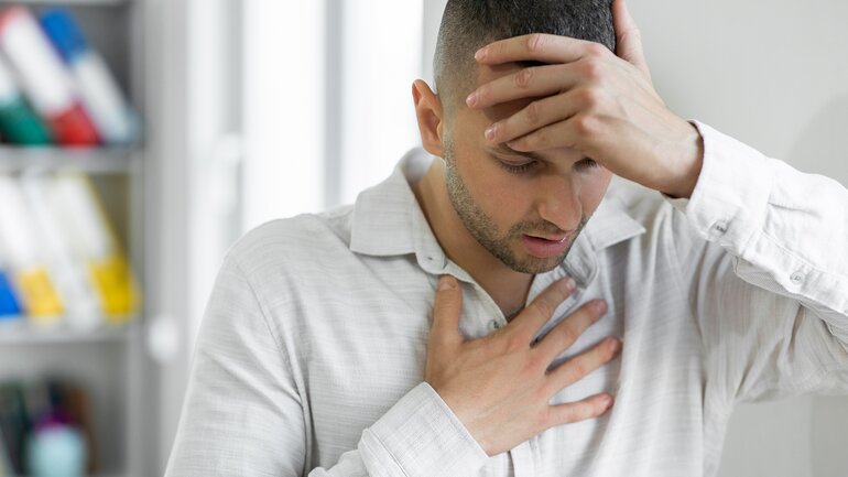 Hodenkrebs: Atembeschwerden als Symptom