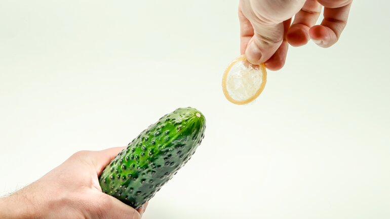Schritt 2: Kondom überziehen, wenn Penis steif ist