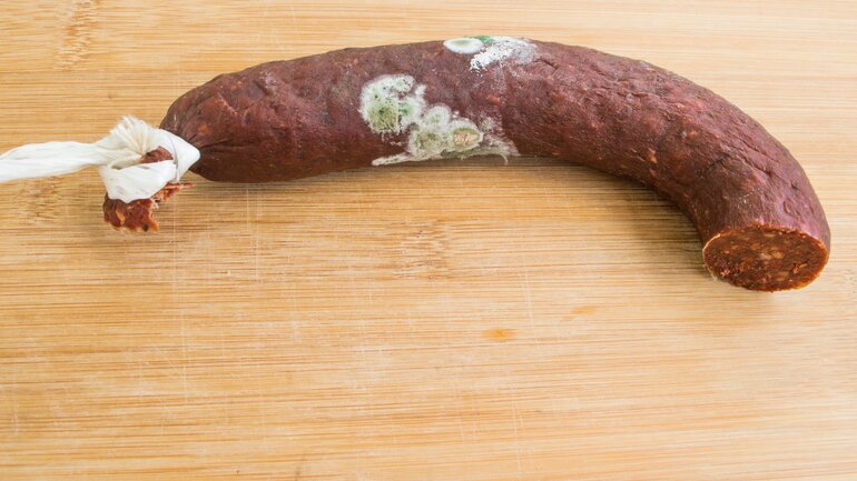 Luftgetrocknete Wurst und Schimmel