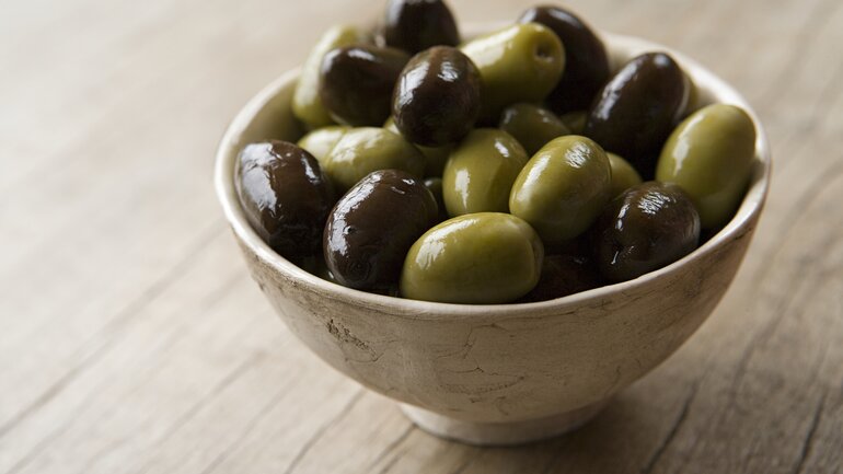 Essen vor dem Schlafen: Melatonin in Oliven
