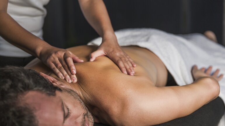 Massage, um Nackenverspannungen zu lösen