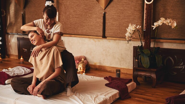 Thaimassage, um Verspannungen zu lockern
