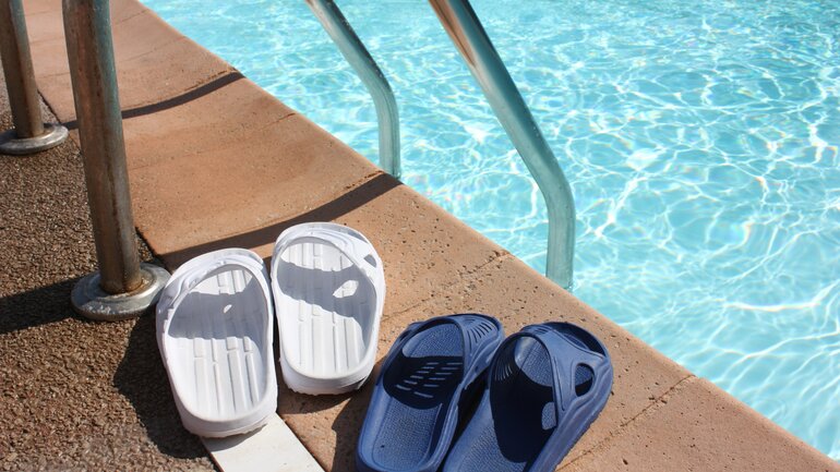 Nagelpilz: Badeschuhe schützen vor Ansteckung