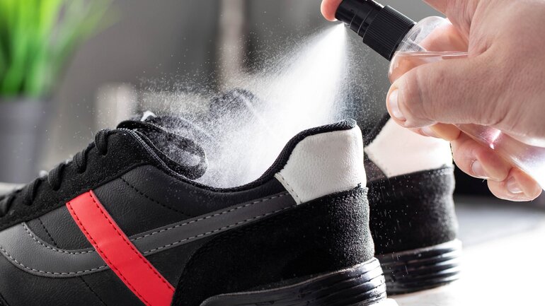Nagelpilz vorbeugen: Schuhe desinfizieren